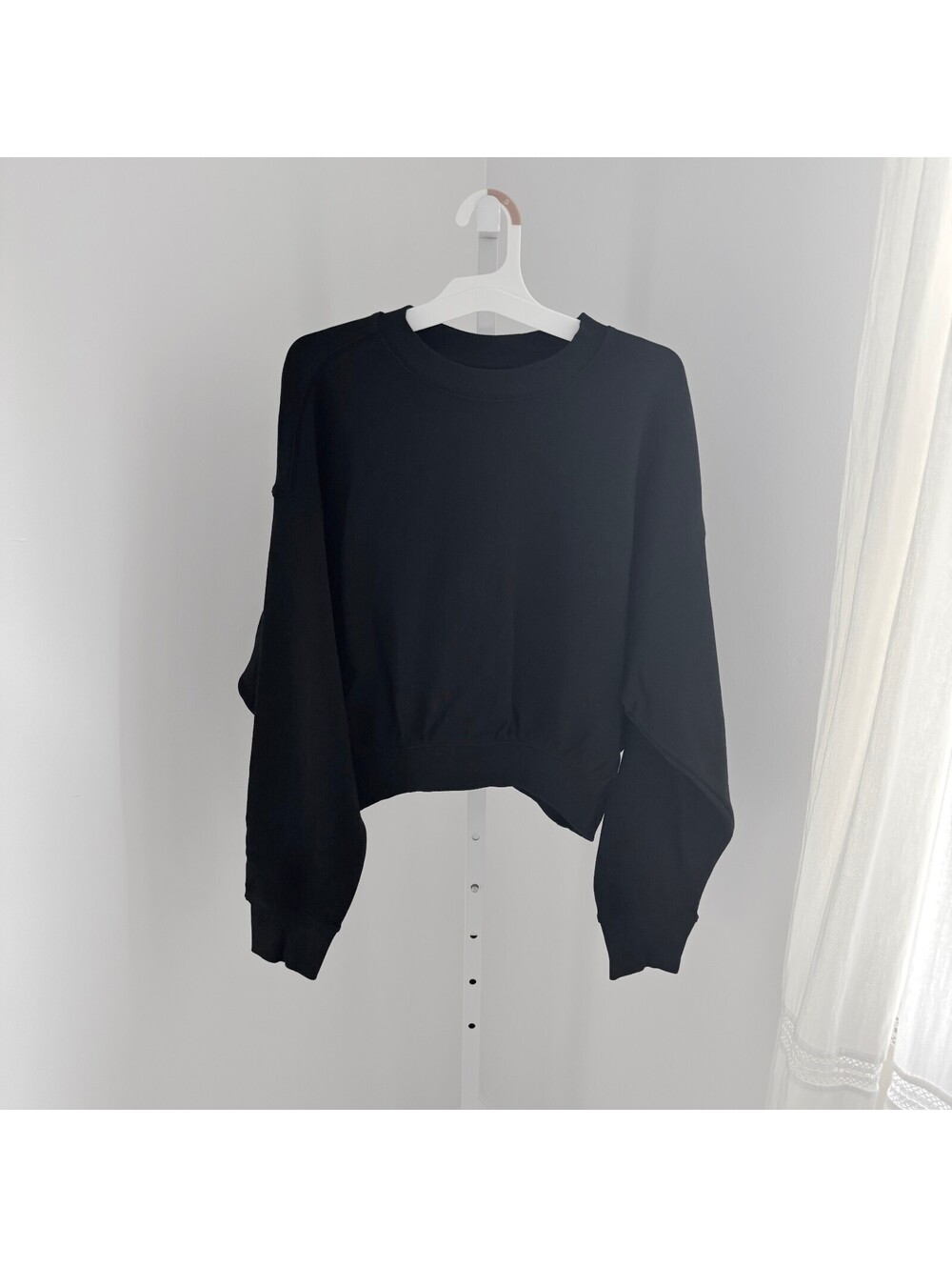 Universal Thread NWT Women's Black Crewneck Cropped Sweatshirt Size S